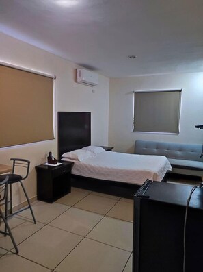 Desk, blackout curtains, iron/ironing board, free WiFi - Hgen Room & Suites (Los Mochis)