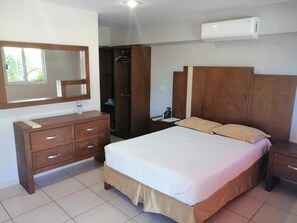 Economy Double Room | Desk, blackout drapes, iron/ironing board, free WiFi - Hgen Room & Suites (Los Mochis)