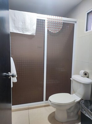 Economy Double Room | Bathroom | Shower, free toiletries, hair dryer, towels - Hgen Room & Suites (Los Mochis)