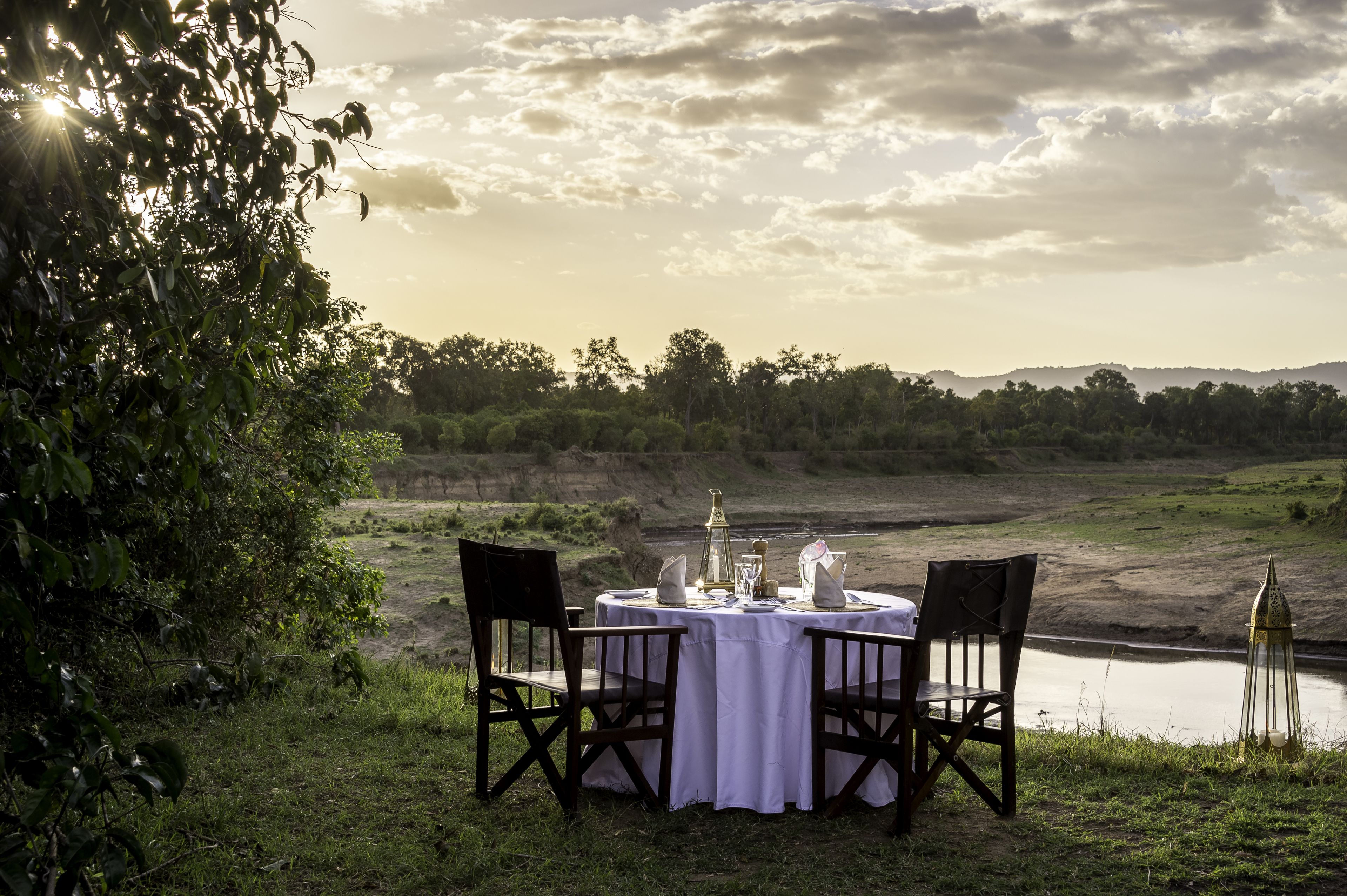 供應早餐、午餐及晚餐