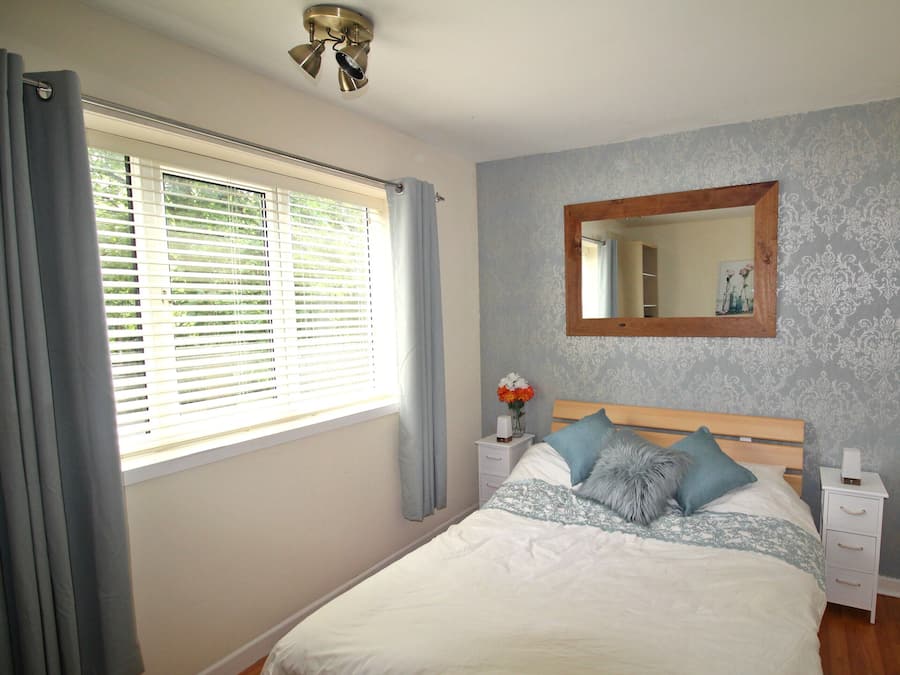 Klassiek appartement, 2 slaapkamers, niet-roken, uitzicht op tuin | 2 slaapkamers, luxe beddengoed, een bureau, een strijkplank/strijkijzer