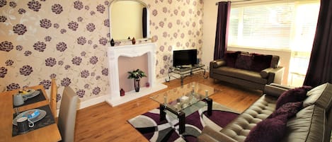 Departamento clásico, 2 habitaciones, para no fumadores, vista al jardín | 2 habitaciones, ropa de cama de alta calidad y escritorio