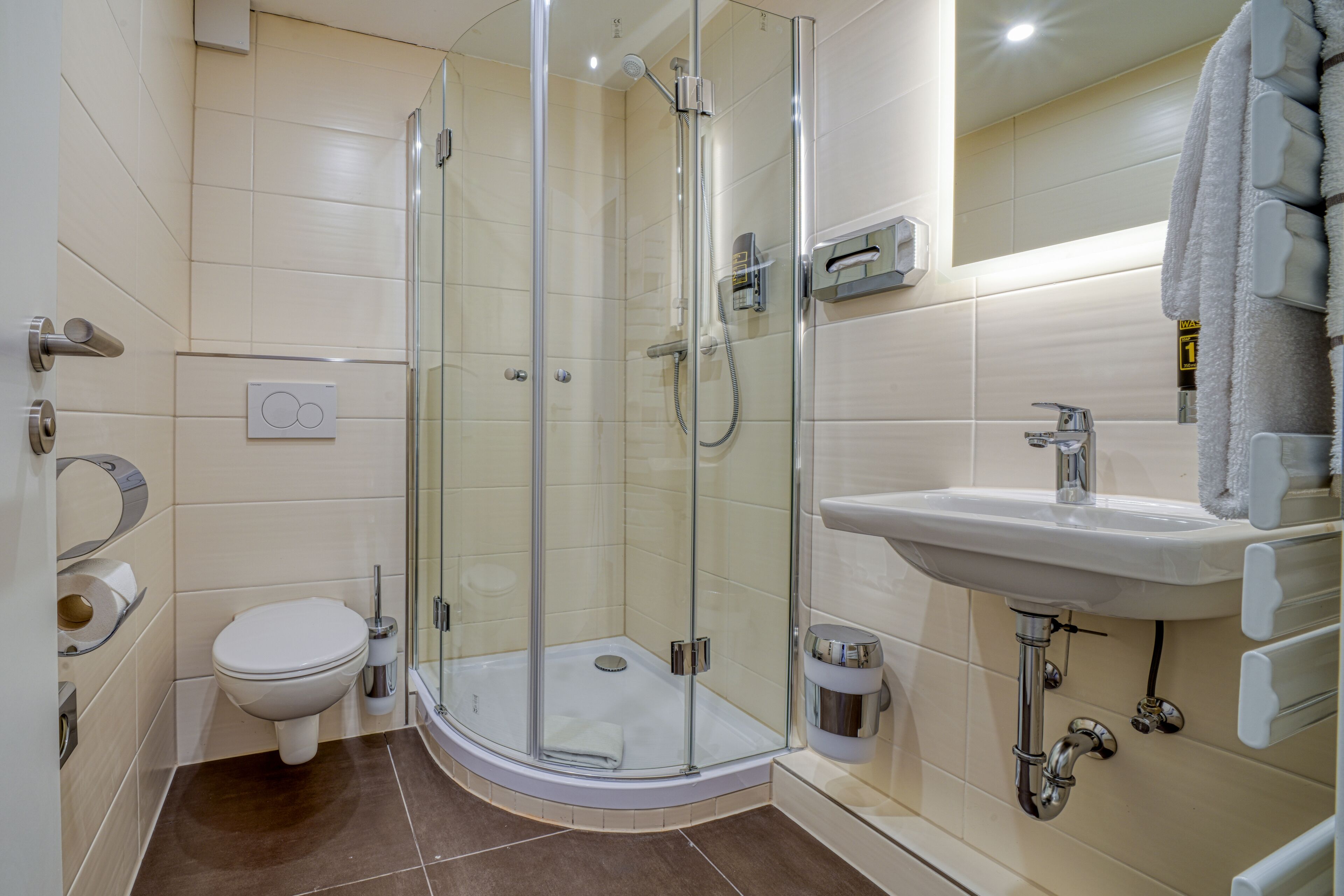 Standard-Doppelzimmer, Nichtraucher | Badezimmer | Dusche, Handtücher