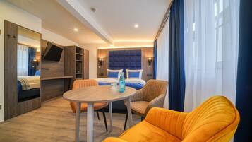 Une chambre d’hôtel moderne équipée d’un lit, d’une table à manger et de deux chaises.