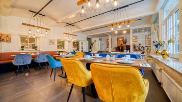 Tägliches inbegriffenes Frühstück zur Selbstbedienung