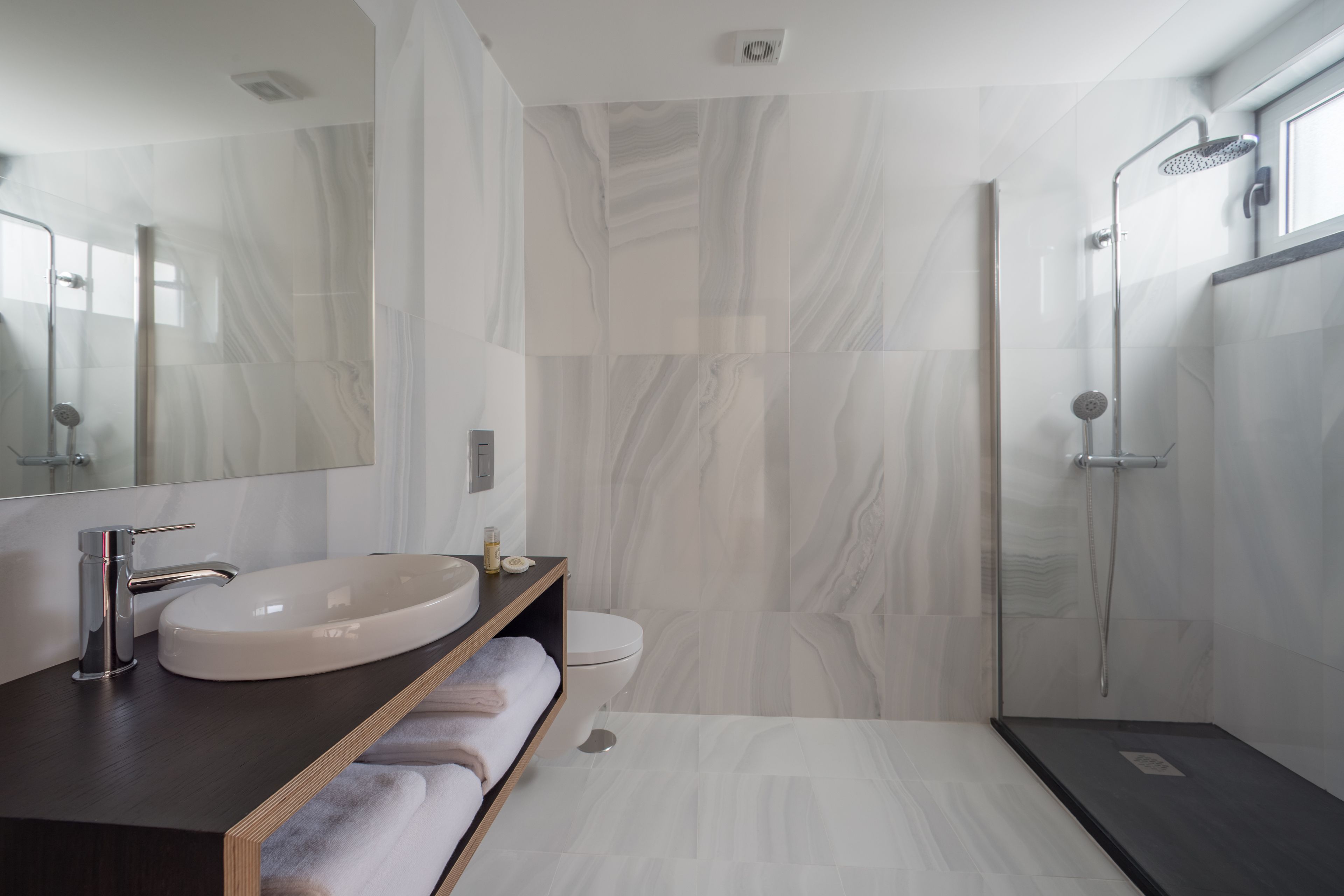 suite, balcony | bathroom | shower, free toiletries, hair dryer, towels