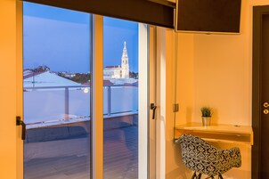 Suíte, sacada | Frigobar, cofres nos quartos, escrivaninha, cortinas blackout