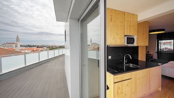 Suite, balkong | Minibar, safe på rommet, skrivebord og blendingsgardiner