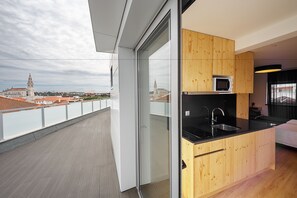 Suite, balcó | Minibar, caixa forta a l'habitació, escriptori i cortines opaques