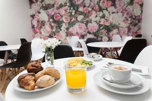 Café da manhã com buffet todos os dias mediante uma taxa