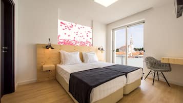 Dobbelt- eller tomannsrom, balkong | Minibar, safe på rommet, skrivebord og blendingsgardiner