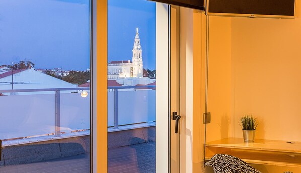 Minibar, caixa forta a l'habitació, escriptori i cortines opaques