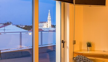 Minibar, caja de seguridad en la habitación y escritorio 