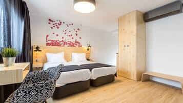 Kamer, 1 twee- of 2 eenpersoonsbedden | Een minibar, een kluis op de kamer, een bureau, verduisterende gordijnen