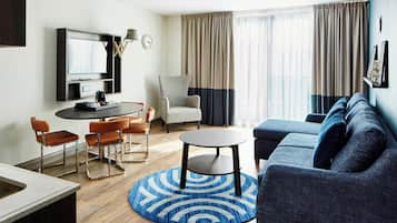 Suite, 2 Bedrooms | Living room | Smart TV