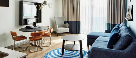 Suite, 2 Schlafzimmer, Nichtraucher | Wohnzimmer | Smart-TV