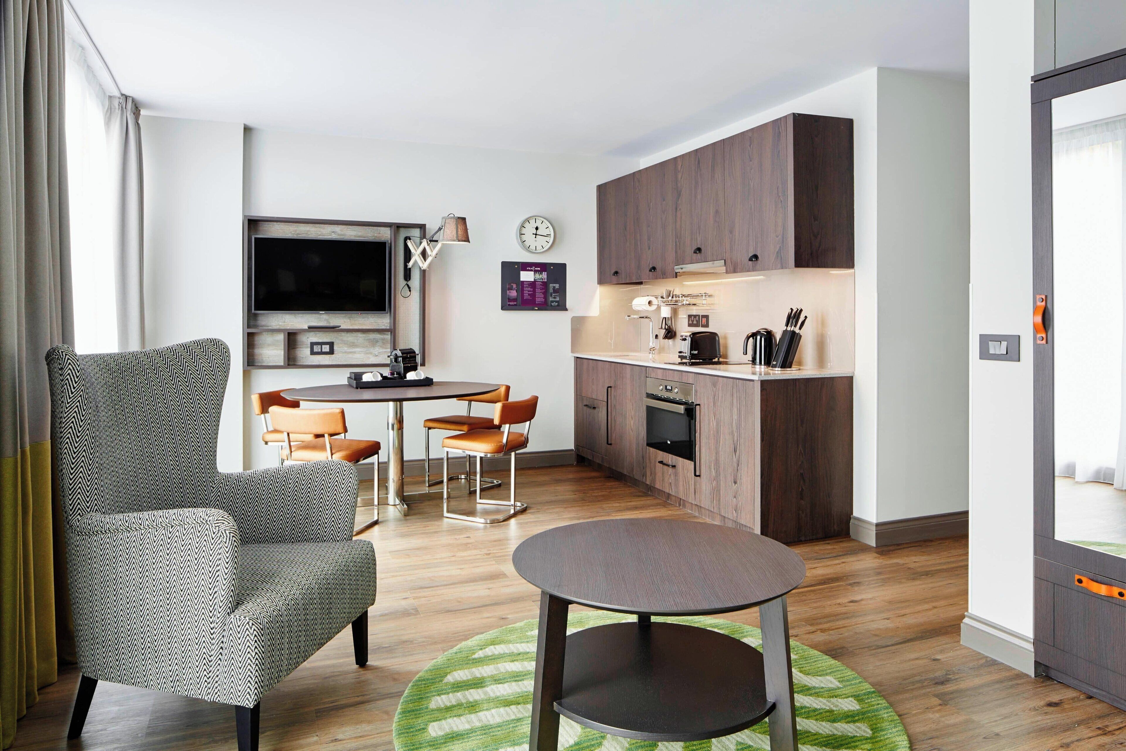 deluxe studio suite, 2 double beds, non smoking | private kitchen | fridge, microwave, oven, stovetop