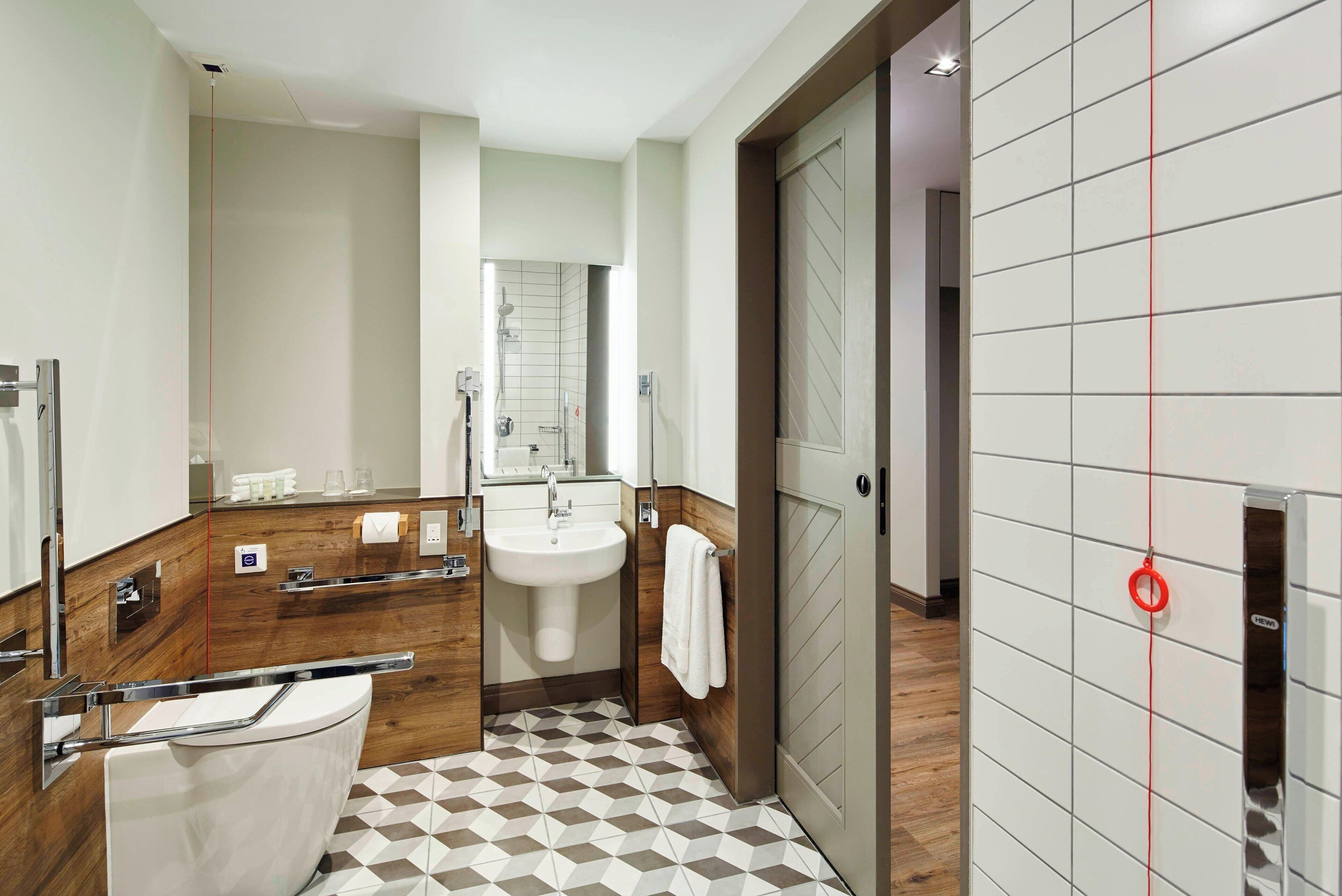 studio suite, 1 double bed, non smoking | bathroom | shower, designer toiletries, hair dryer, towels