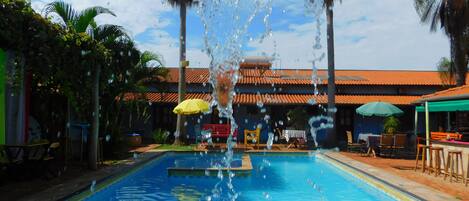 Kolam renang outdoor, dengan kursi berjemur