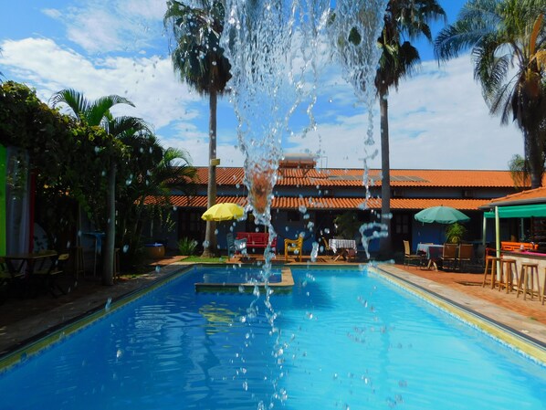 Piscina all'aperto, lettini