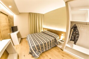 Desk, soundproofing, cribs/infant beds, free WiFi