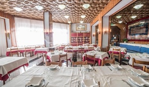 Breakfast, lunch and dinner served  - Grand Hotel Europa (Rivisondoli)