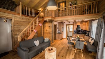 Nhà gỗ Cao cấp (Felixe´s Lodge) | Khu phòng khách | TV màn hình phẳng, lò sưởi, đầu đĩa DVD