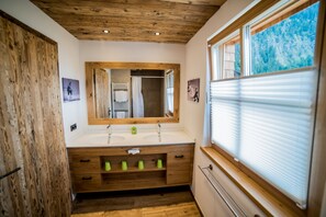 Luxury Chalet (Felixe´s Lodge) | Bathroom | Shower, hair dryer, towels