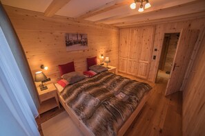 Luxury Chalet, 2 Bedrooms, Accessible (Kaethe´s Lodge) | 1 bedroom, premium bedding, in-room safe, laptop workspace