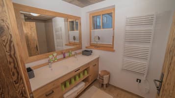 Luxury Chalet, 2 Bedrooms, Accessible (Kaethe´s Lodge) | Bathroom | Shower, hair dryer, towels