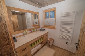 Luxury-Chalet, 2 Schlafzimmer, barrierefrei (Kaethe´s Lodge) | Badezimmer | Dusche, Haartrockner, Handtücher
