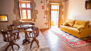 Lobby sitting area - Monasterio y Pensión de Moraime (Muxía)