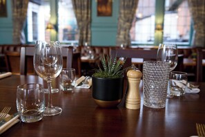 Aperto a colazione, pranzo e cena, cucina britannica 