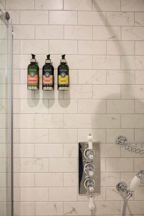 Classic-dobbeltværelse | Badeværelse | Gratis toiletartikler, hårtørrer, hjemmesko, håndklæder