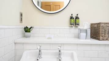 Superior Double Room | Bathroom | Free toiletries, hair dryer, slippers, towels