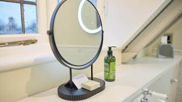 Classic Double Room | Bathroom | Free toiletries, hair dryer, slippers, towels