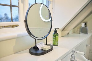 經典雙人房 | 浴室 | 免費盥洗用品、吹風機、拖鞋、毛巾