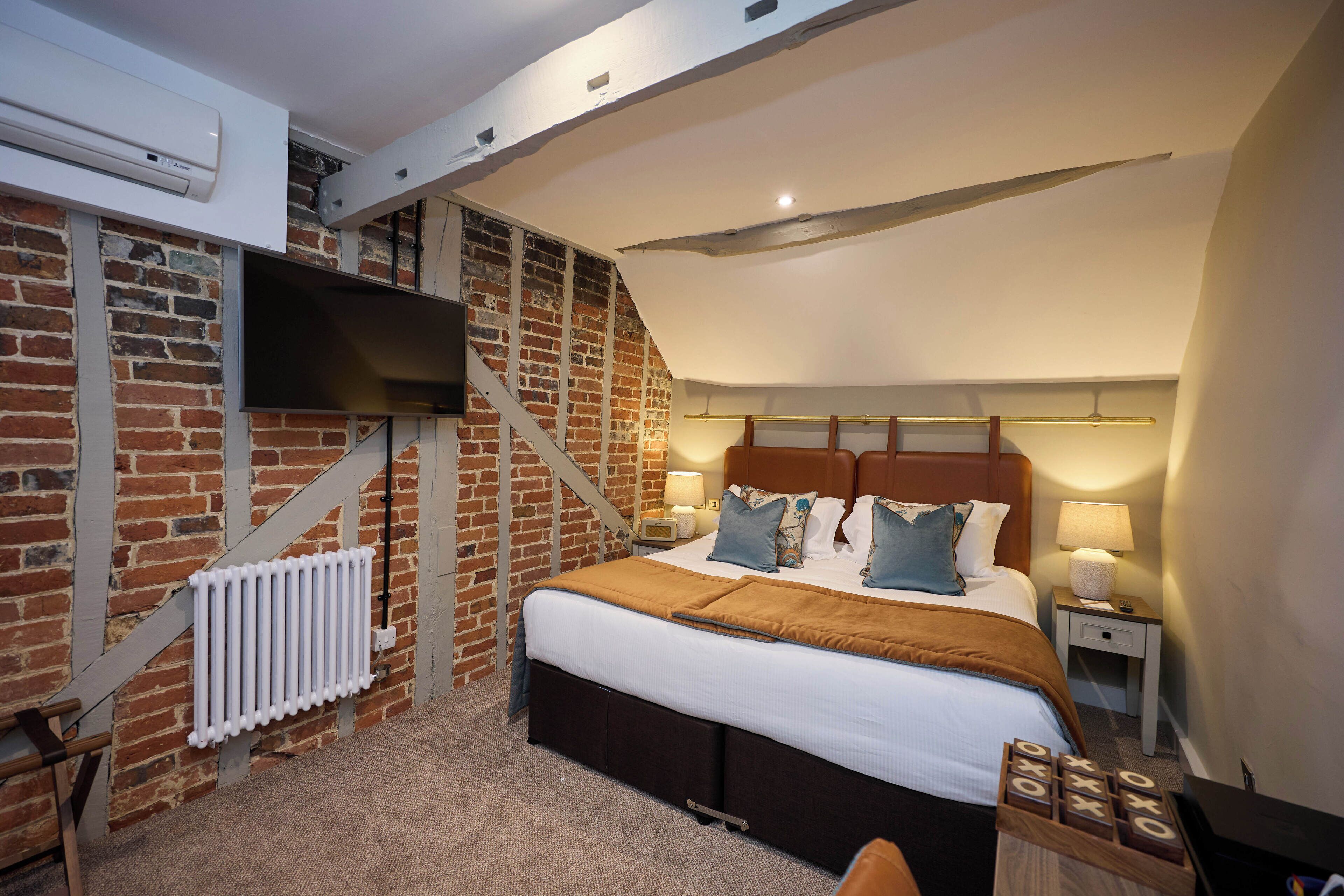 Escritorio, tabla de planchar con plancha, wifi gratis y ropa de cama 