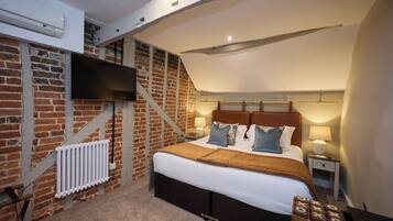 Classic Double Room | Desk, iron/ironing board, free WiFi, bed sheets