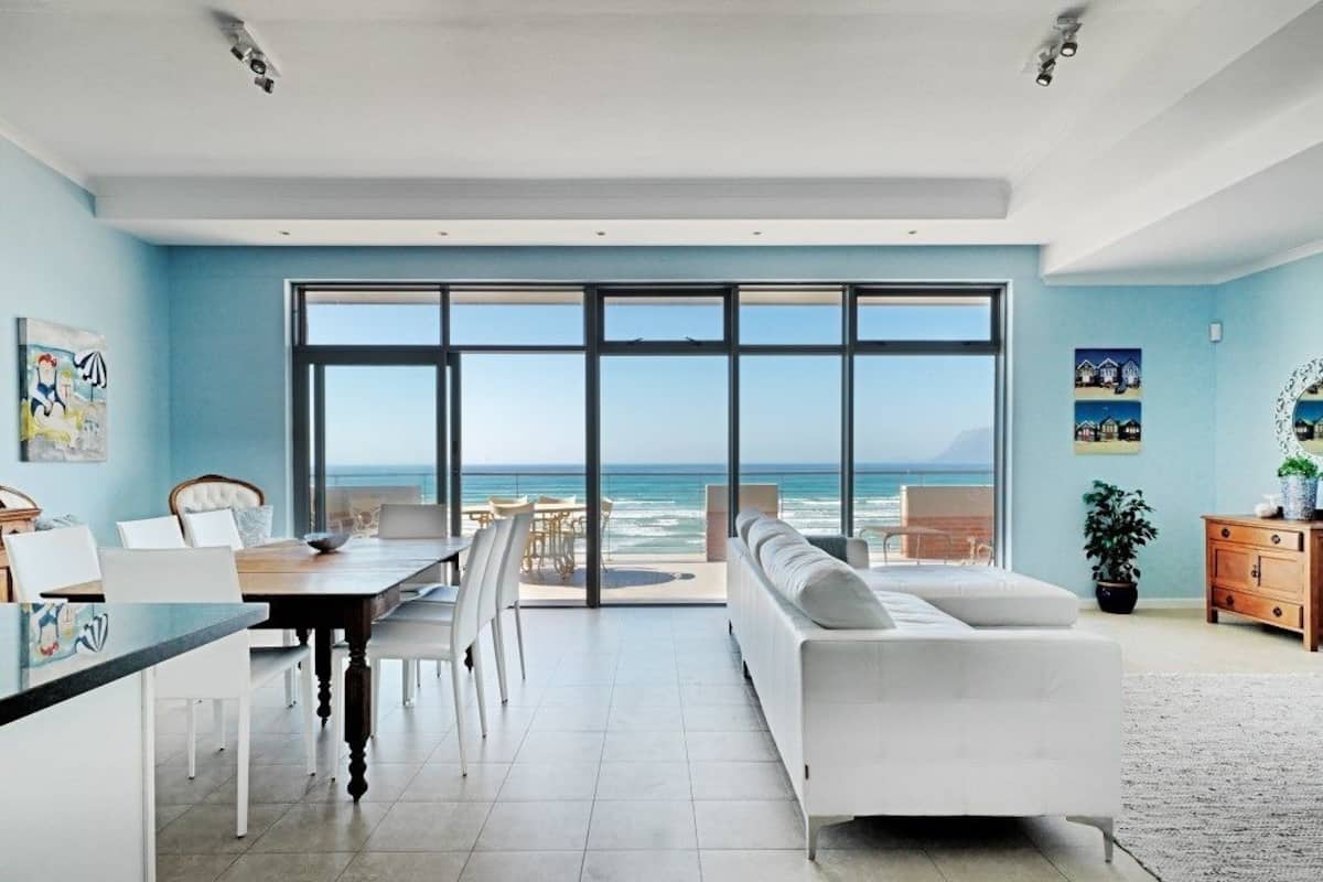 Apartamento família, 1 quarto | Área de estar | TV