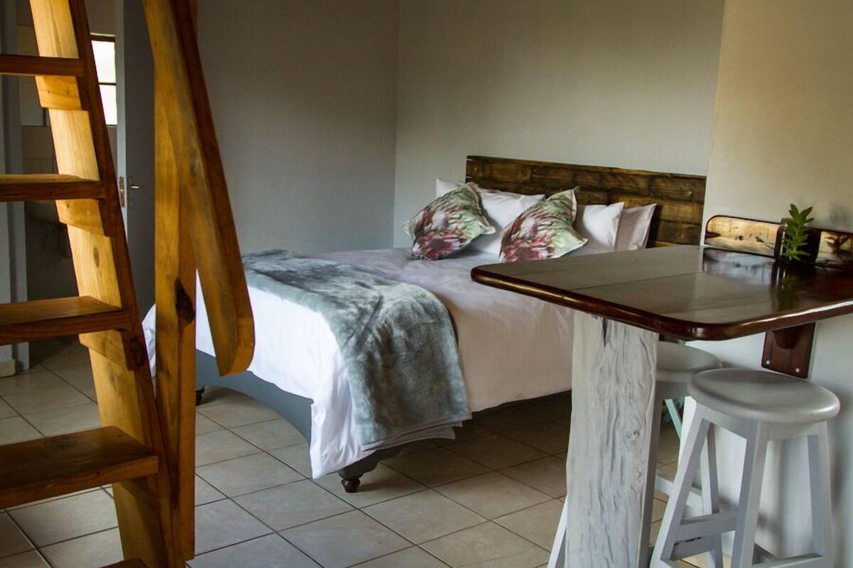 Een bureau, een strijkplank/strijkijzer, gratis extra bedden