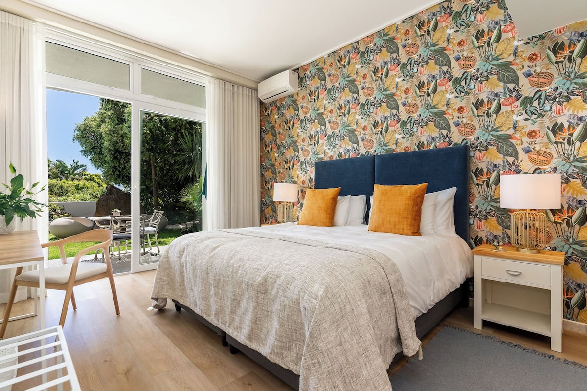 Deluxe-Apartment, 1 Schlafzimmer, Gartenblick, Bergseite | Minibar (mit einigen kostenlosen Artikeln), Zimmersafe