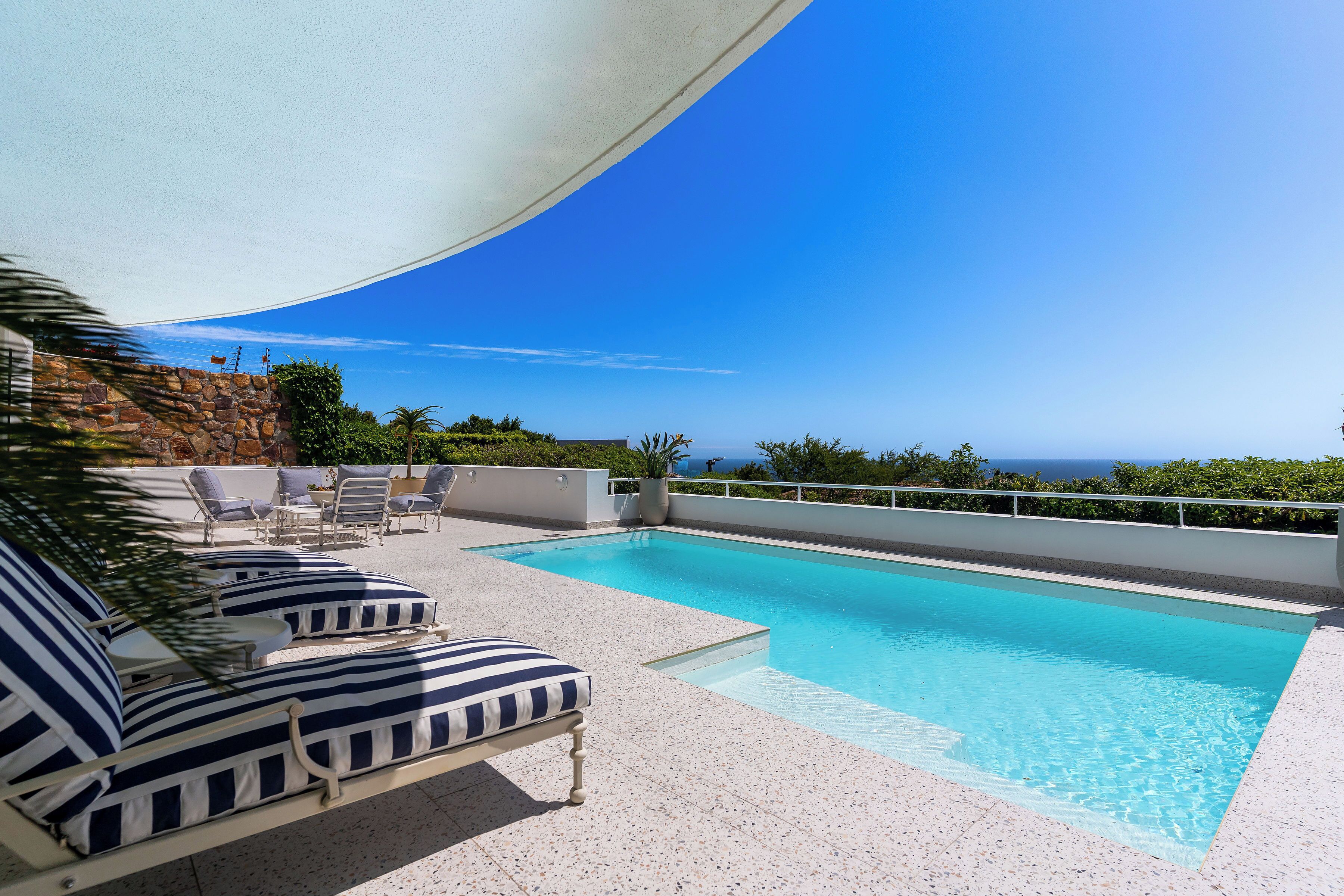 Piscine extérieure, parasols de plage, chaises longues