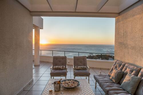 Exclusive-Penthouse, 3 Schlafzimmer, Meerblick, Bergseite | Wohnbereich | 35-Zoll-Smart-TV mit Digitalempfang, Netflix, DVD-Player
