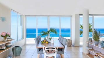 Exclusive Penthouse, 3 Bedrooms, Sea View, Mountainside | Dining room