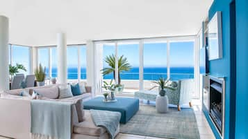 Exclusive Penthouse, 3 Bedrooms, Sea View, Mountainside | Living area