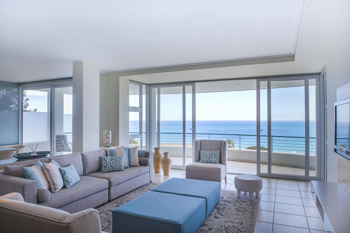 Luxe appartement, 2 slaapkamers, uitzicht op zee, uitzicht op gebergte | Woonruimte | Een flatscreentelevisie, een dvd-speler, een iPod-dock en een mp3-dock
