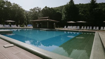 季節性室外泳池;09:00 至 21:00 開放;泳池傘