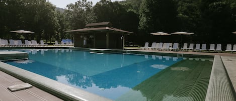 Piscine extérieure en saison, accÚs possible de 9 h à 21 h, parasols