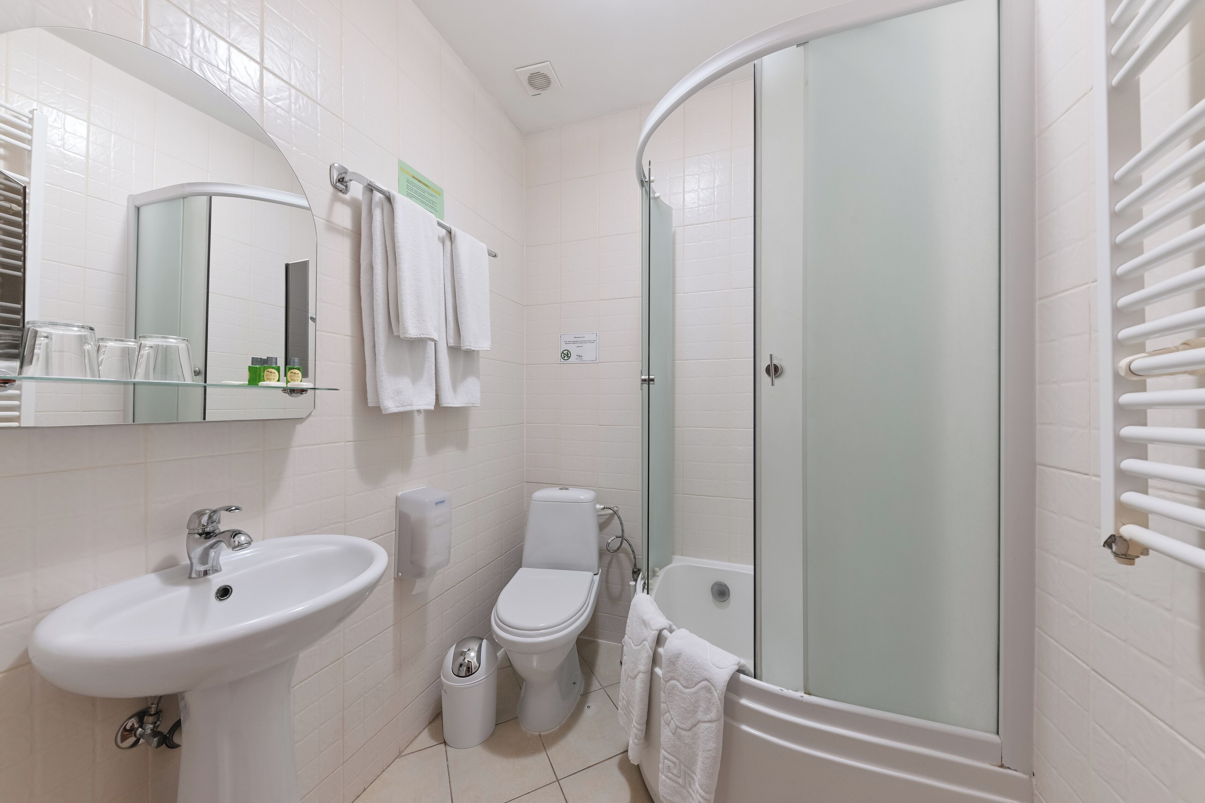 Un baño con lavamanos, inodoro y bañera.